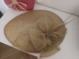 Tocado mujer dorado para bodas