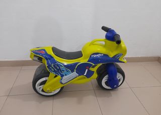 Moto de juguete amarilla y azul