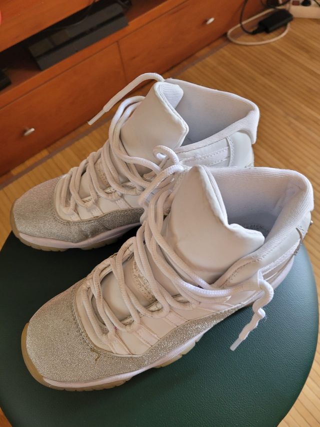 Zapatillas Jordan 11 Plata y Blanco