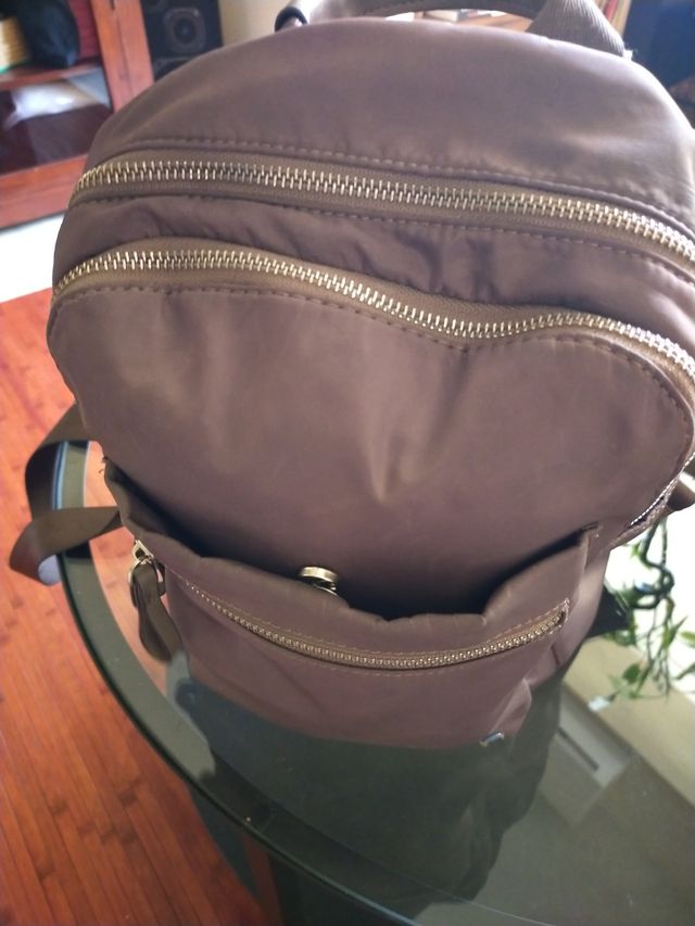 Mochila marrón con cremalleras