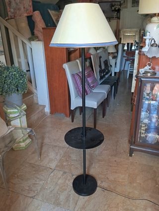 Lámpara de pie negra con tulipa beige