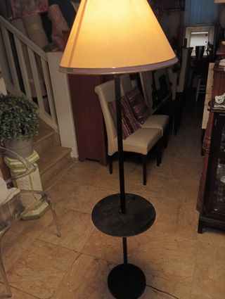 Lámpara de pie negra con tulipa beige