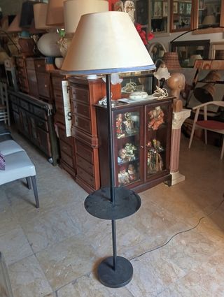 Lámpara de pie negra con tulipa beige