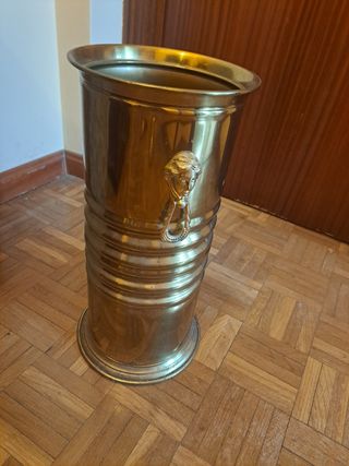 Paragüero de latón con figura