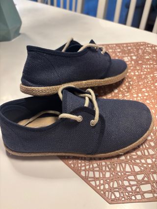 Zapatos niño azul y beige.