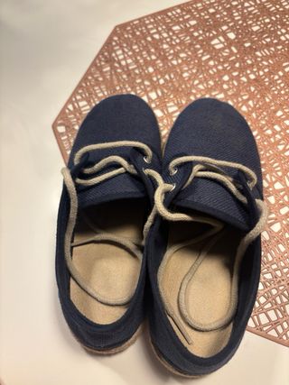 Zapatos niño azul y beige.