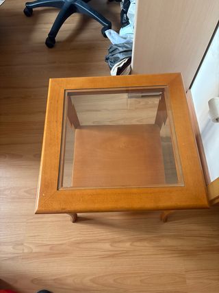 Mesa auxiliar de madera y cristal