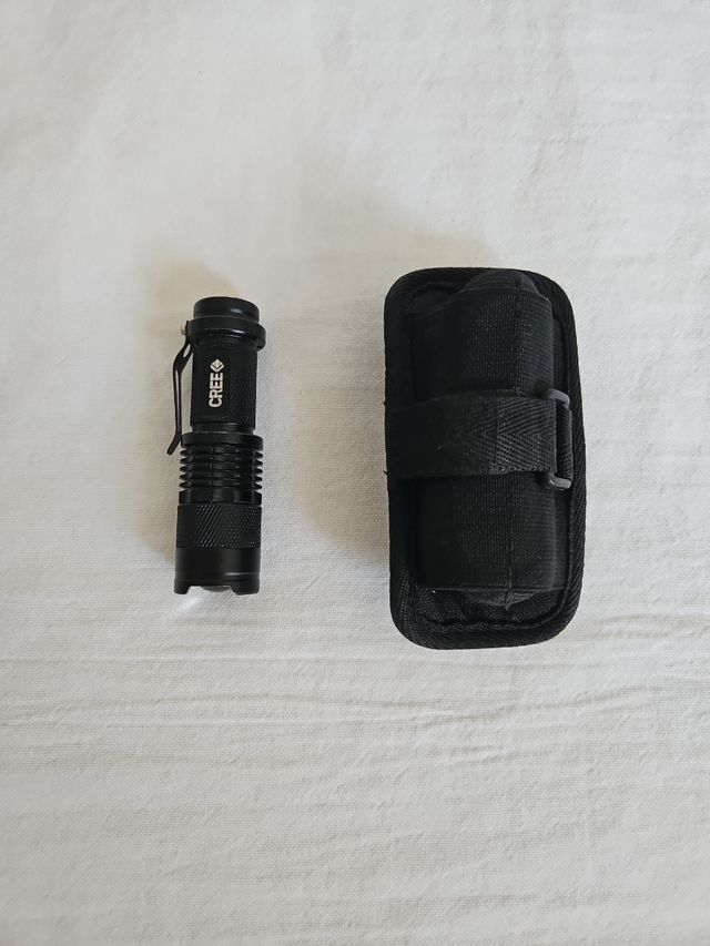 Funda y linterna CREE negra
