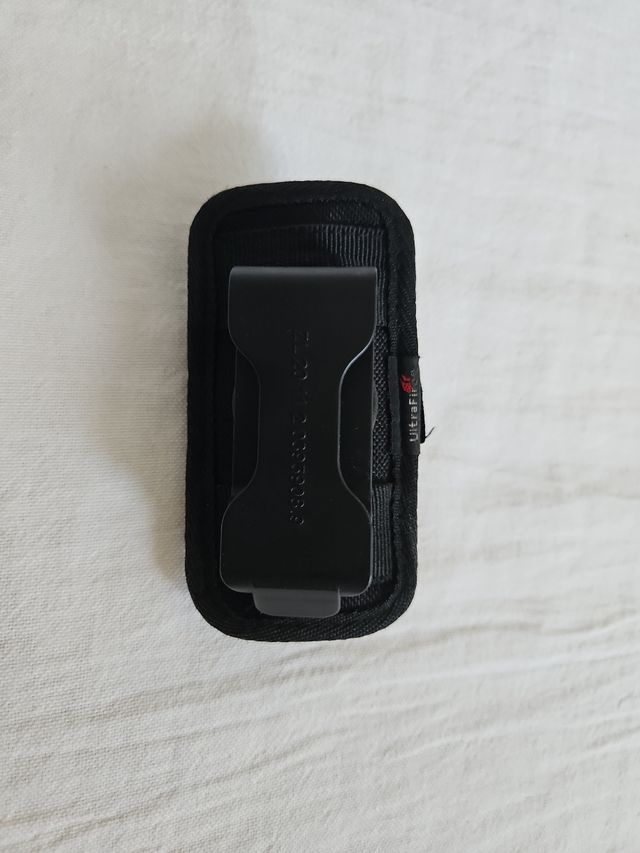 Funda y linterna CREE negra