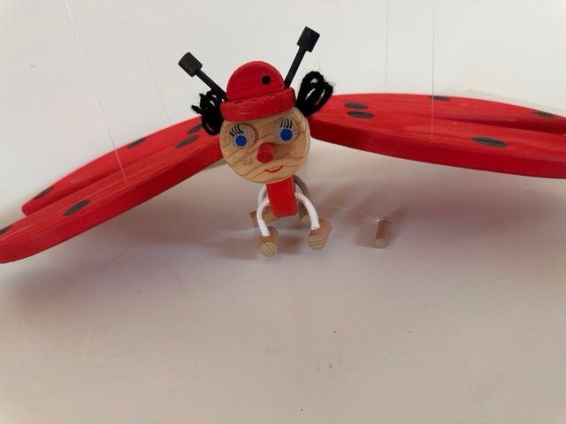 Mariquita de madera para colgar