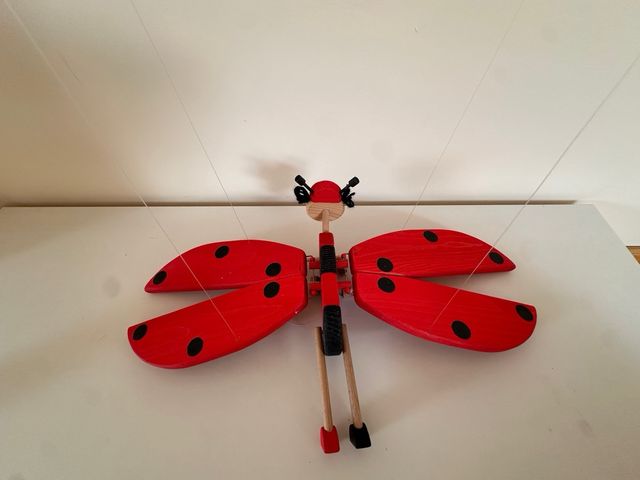 Mariquita de madera para colgar