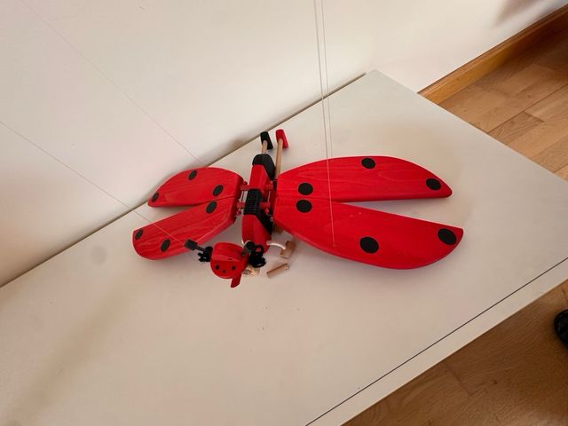 Mariquita de madera para colgar