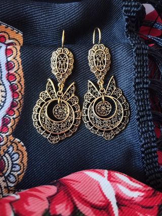 Pendientes dorados tradicionales