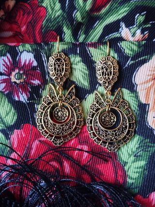 Pendientes dorados tradicionales