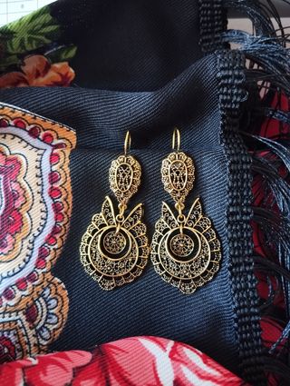 Pendientes dorados tradicionales