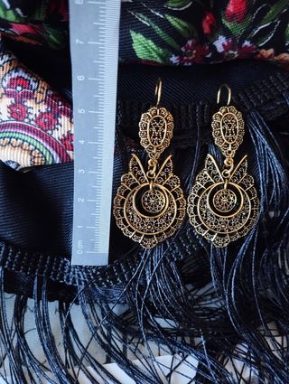 Pendientes dorados tradicionales