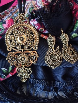 Pendientes dorados tradicionales