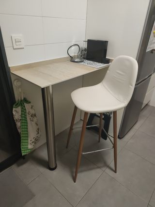 Silla alta cocina beige y madera