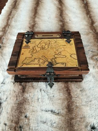 Caja de madera con hucha y mapa