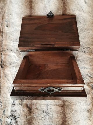 Caja de madera con hucha y mapa