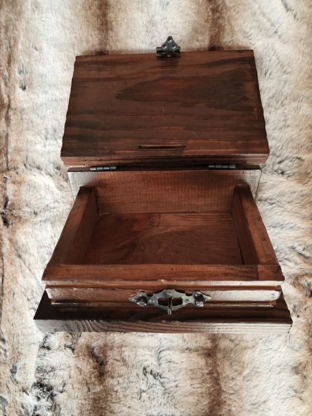 Caja de madera con hucha y mapa