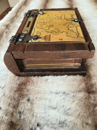 Caja de madera con hucha y mapa