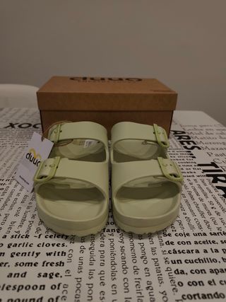 Sandalias planas veganas DUUO Eva verde.