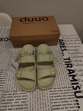 Sandalias planas veganas DUUO Eva verde.