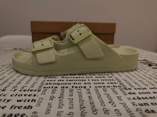 Sandalias planas veganas DUUO Eva verde.