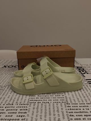 Sandalias planas veganas DUUO Eva verde.