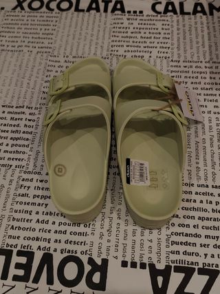 Sandalias planas veganas DUUO Eva verde.