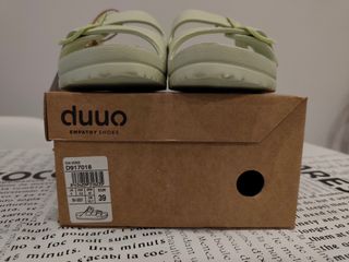 Sandalias planas veganas DUUO Eva verde.