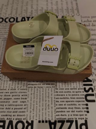 Sandalias planas veganas DUUO Eva verde.