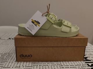 Sandalias planas veganas DUUO Eva verde.