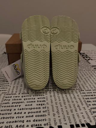 Sandalias planas veganas DUUO Eva verde.