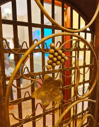 Botellero de metal con decoración