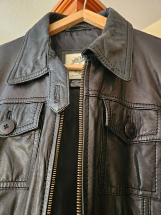 Cazadora de piel negra