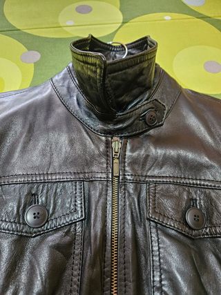 Cazadora de piel negra