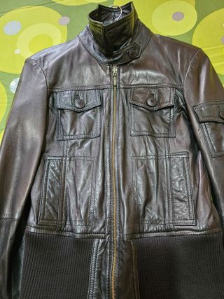 Cazadora de piel negra