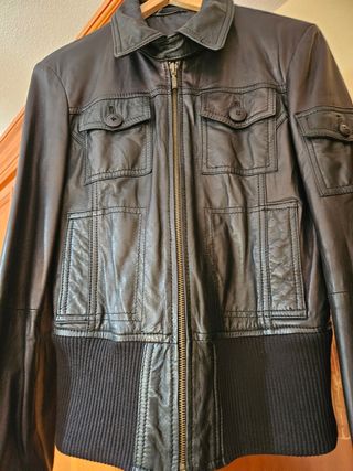 Cazadora de piel negra