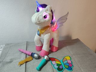 Unicornio de juguete interactivo con accesorios.