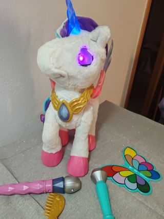 Unicornio de juguete interactivo con accesorios.