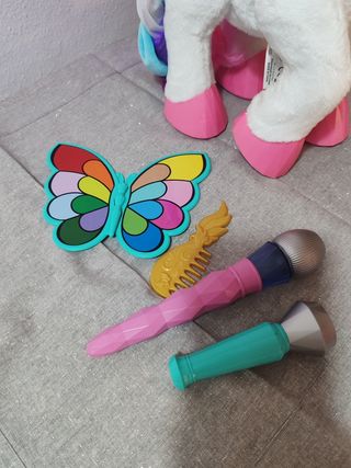 Unicornio de juguete interactivo con accesorios.