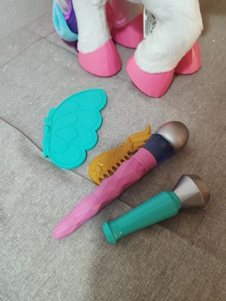 Unicornio de juguete interactivo con accesorios.