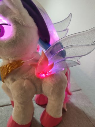 Unicornio de juguete interactivo con accesorios.