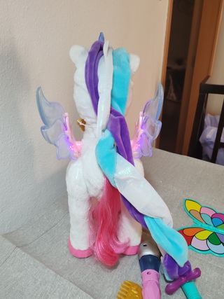 Unicornio de juguete interactivo con accesorios.