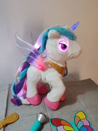 Unicornio de juguete interactivo con accesorios.