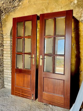 Puertas dobles de madera con cristal