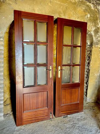 Puertas dobles de madera con cristal