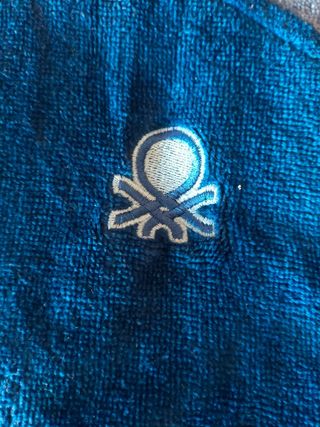 Albornoz con capucha azul